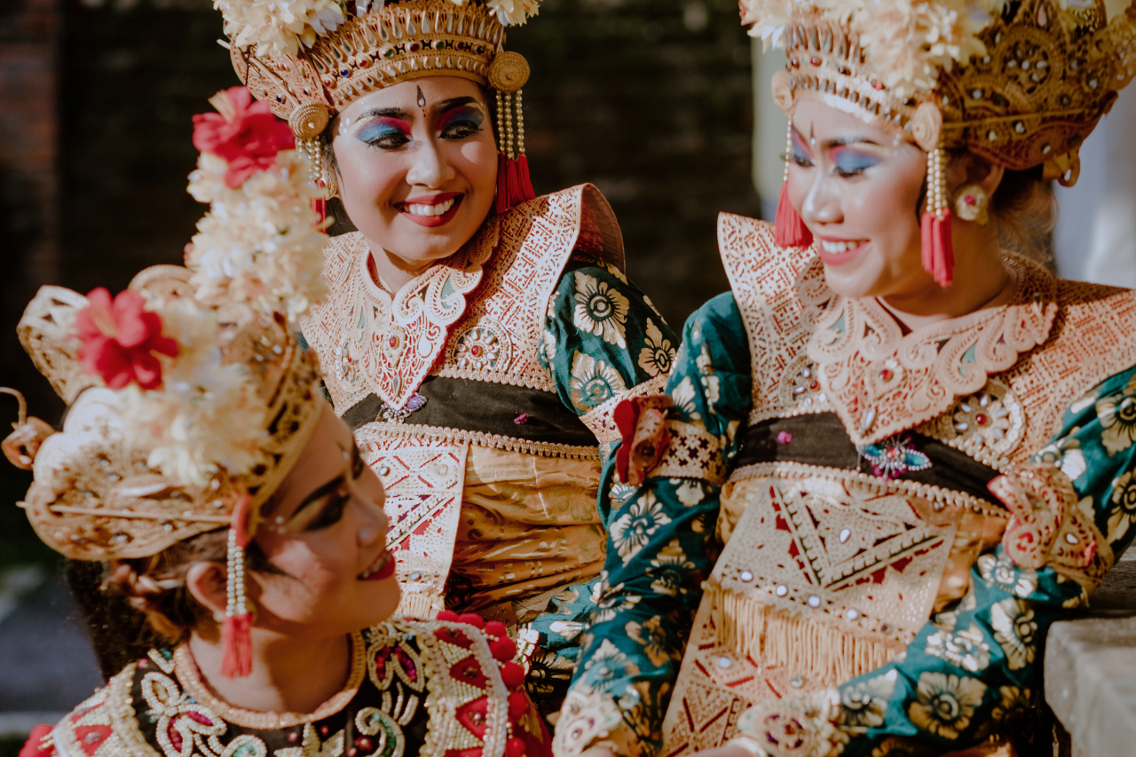 Traditional Balinese dance performance at ON J Restaurant, Ayatara Villa Ubud Kintamani Bali – a villa di Bali that offers cultural entertainment in a luxury airbnb bali setting.