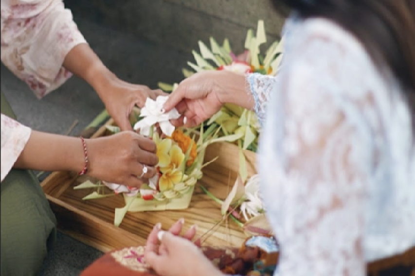 Guests participating in a traditional Balinese Canang-making activity at Ayatara Villa Ubud Kintamani Bali – a cultural villa in Bali experience perfect for airbnb bali ubud and villa ubud seekers.